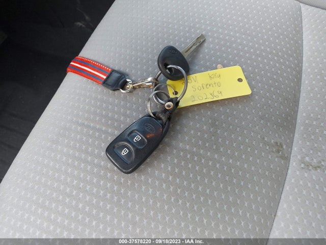 2011 KIA SORENTO LX V6 VIN: 5XYKTDA25BG047626