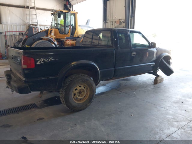 2002 CHEVROLET S-10 LS VIN: 1GCCT19W128148230