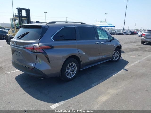 5TDJRKEC8NS089233 Toyota SIENNA XLE