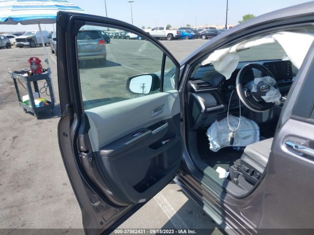 5TDJRKEC8NS089233 Toyota SIENNA XLE
