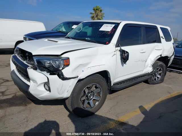 Toyota 4RUNNER SR5 2020 JTEBU5JRXL5830768 Image 2