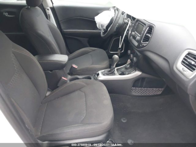 3C4NJDAB8JT423925 Jeep Compass Sport