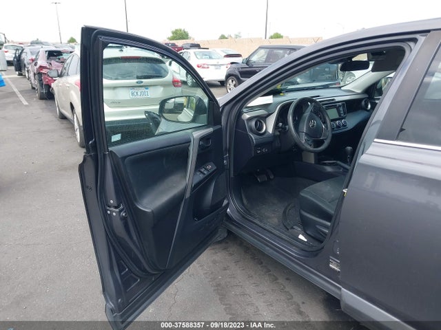 Toyota RAV4 LE 2018 2T3ZFREV7JW439465 Image 12