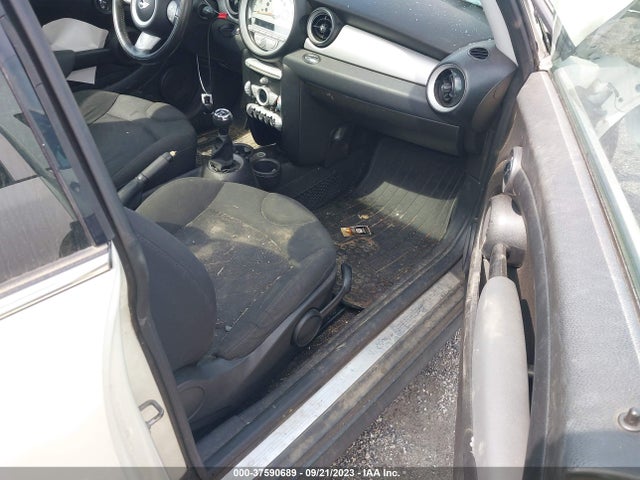 2010 MINI COOPER CLUBMAN WMWML3C54ATX51035 Photo 4