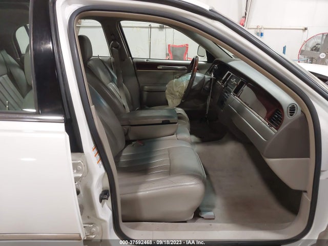 2003 LINCOLN TOWN CAR SIGNATURE VIN: 1LNHM82W53Y615801