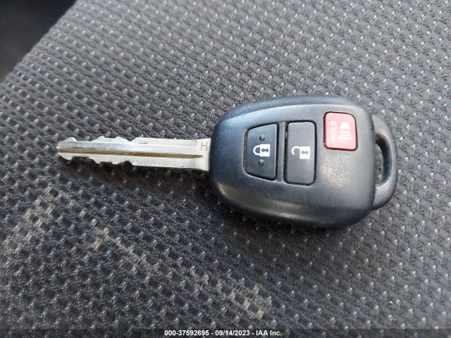 2017 TOYOTA RAV4 XLE VIN: JTMRFREV4HJ134420