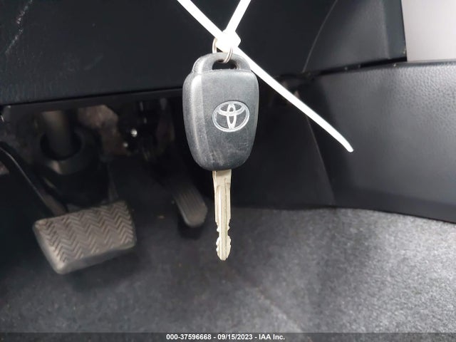 Toyota RAV4 LE 2017 JTMZFREV1HJ143463 Image 11