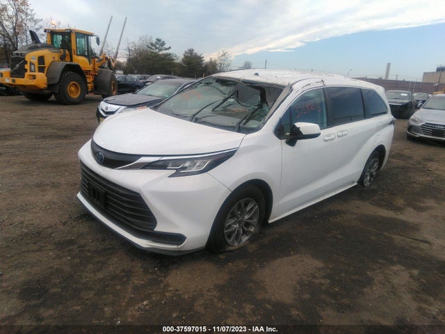 Toyota SIENNA LE 2022 5TDKRKEC2NS101591 Image 2