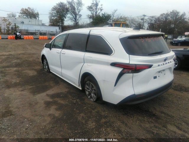 Toyota SIENNA LE 2022 5TDKRKEC2NS101591 Image 3