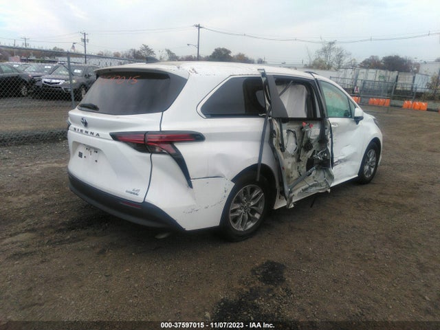 Toyota SIENNA LE 2022 5TDKRKEC2NS101591 Image 4