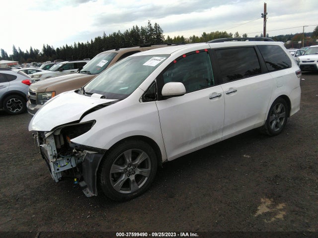 Toyota SIENNA SE 2018 5TDXZ3DC1JS925024 Image 2