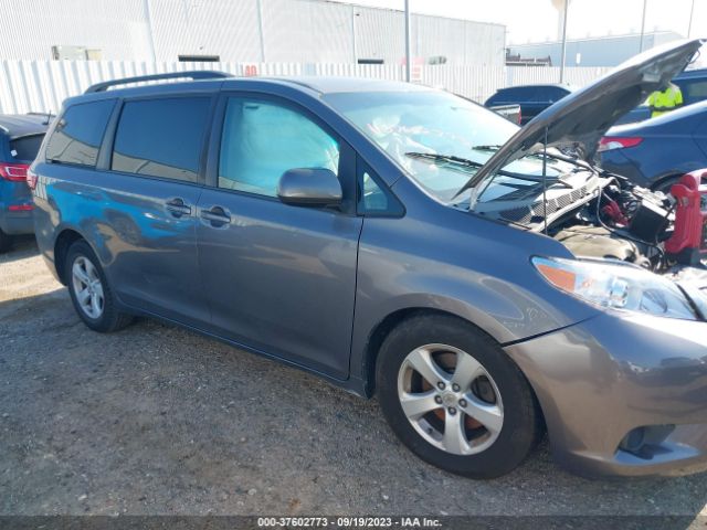 5TDKZ3DC4HS771722 Toyota SIENNA LE