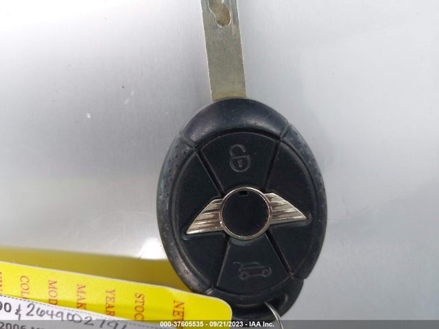 2006 MINI COOPER WMWRC33526TJ77600 Photo 10