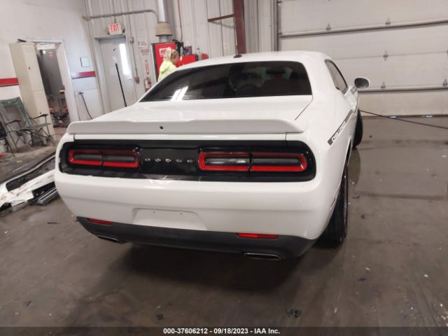 2C3CDZAGXJH219485 Dodge Challenger Sxt