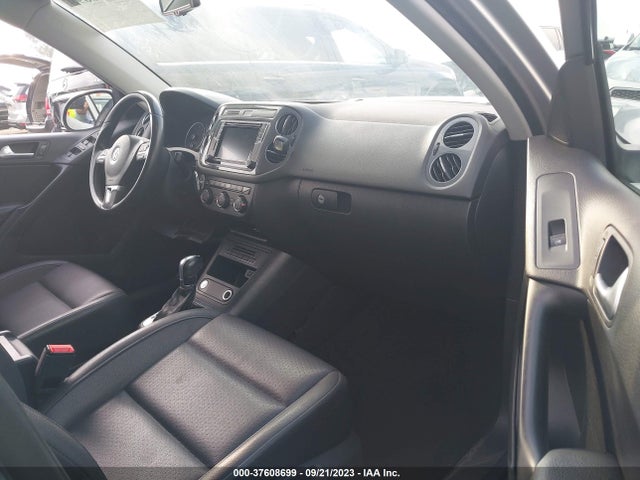WVGAV7AX7HK015598 Volkswagen TIGUAN