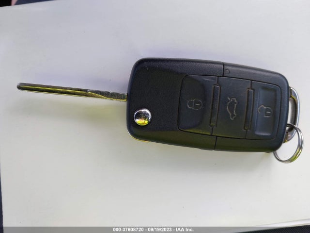 2008 VOLKSWAGEN R32 VIN: WVWKC71K38W011530