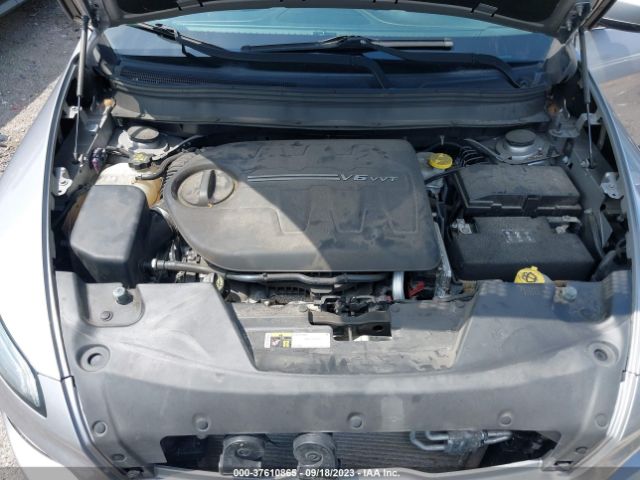 1C4PJLLXXJD523865 Jeep Cherokee Latitude Plus