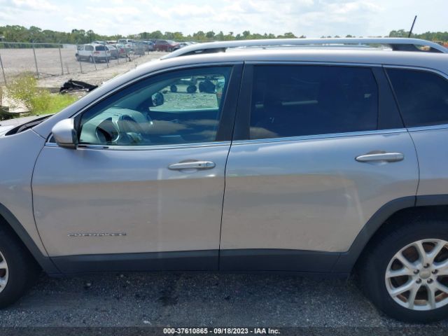 1C4PJLLXXJD523865 Jeep Cherokee Latitude Plus