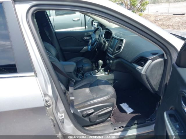 1C4PJLLXXJD523865 Jeep Cherokee Latitude Plus