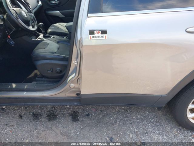 1C4PJLLXXJD523865 Jeep Cherokee Latitude Plus