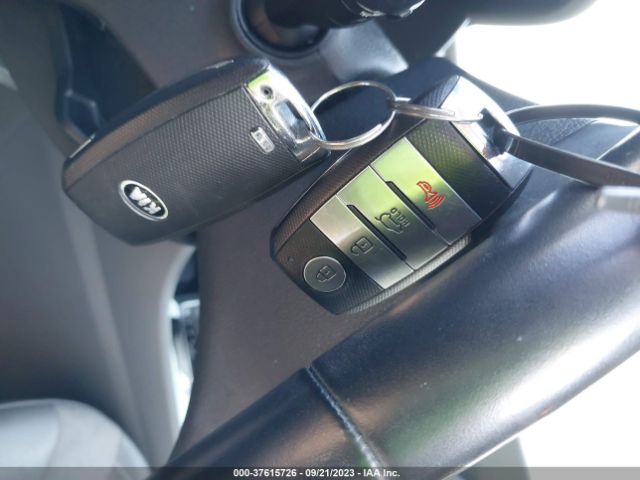 KNDCC3LC8H5098382 KIA NIRO EX