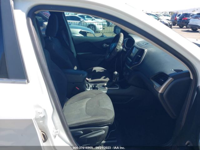 1C4PJLCB4GW230464 Jeep Cherokee Latitude