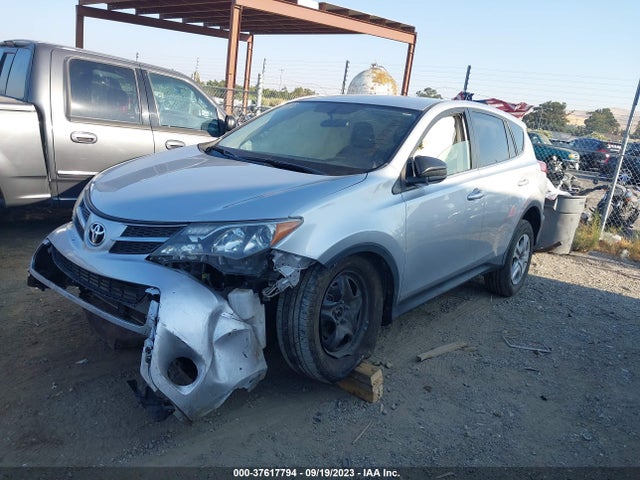 Toyota RAV4 LE 2015 JTMZFREV5FJ056534 Image 2