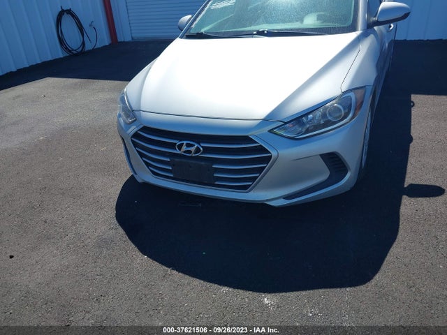 Hyundai ELANTRA SE 2018 5NPD74LF7JH225394 Image 4