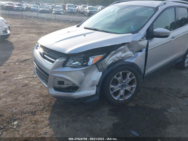1FMCU0J95FUA32731 Ford Escape Titanium