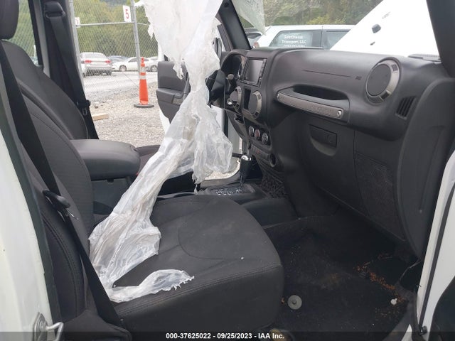 1C4BJWDG5GL201210 Jeep Wrangler Unlimited Sport