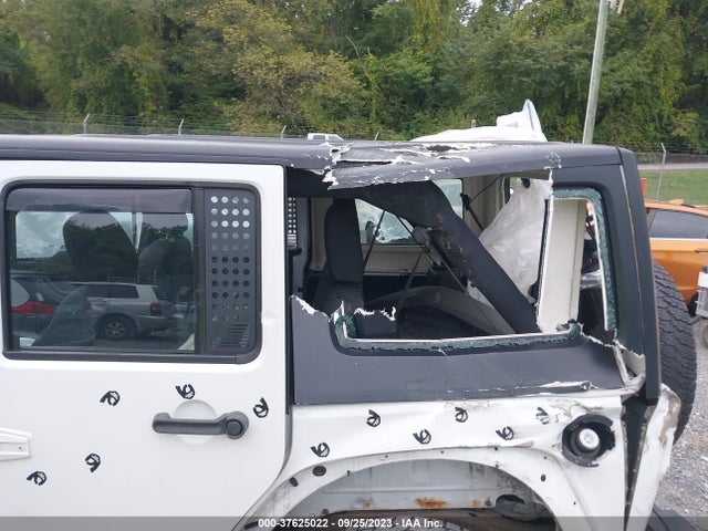 1C4BJWDG5GL201210 Jeep Wrangler Unlimited Sport