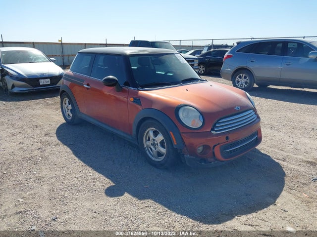 2011 MINI COOPER HARDTOP WMWSU3C56BT098553 Photo 1