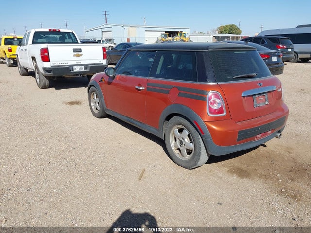 2011 MINI COOPER HARDTOP WMWSU3C56BT098553 Photo 2
