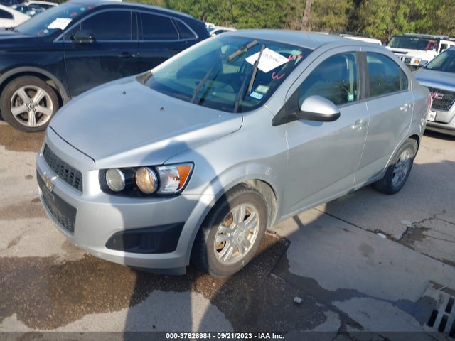 Chevrolet SONIC LT 2015 1G1JC5SH7F4108217 Image 2