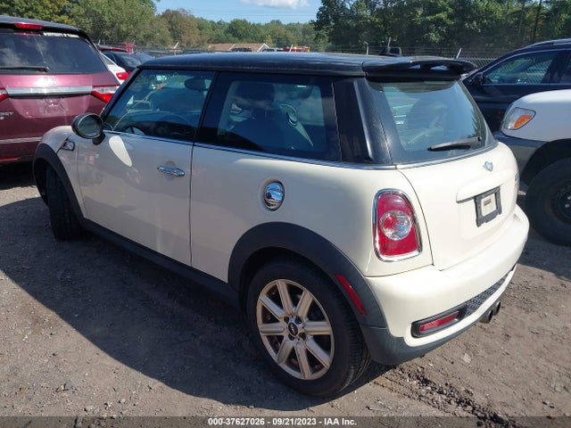 2011 MINI COOPER HARDTOP WMWSV3C52BTY23448 Photo 2