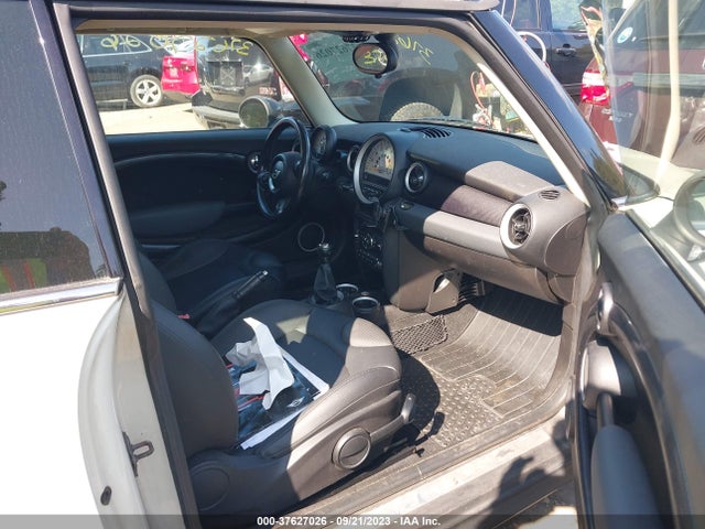 2011 MINI COOPER HARDTOP WMWSV3C52BTY23448 Photo 4