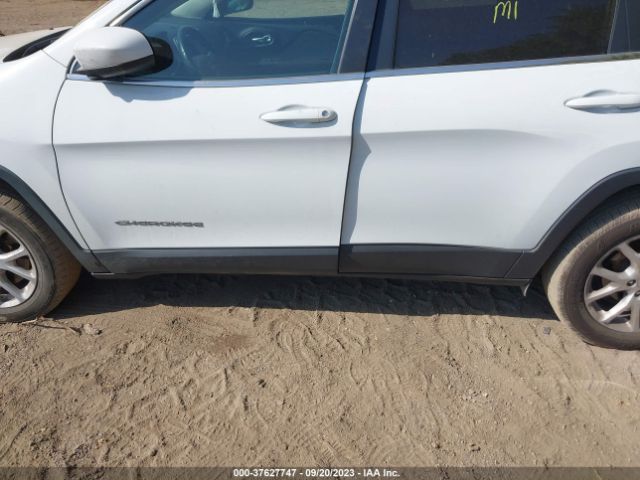 1C4PJLCB8GW355841 Jeep Cherokee Latitude