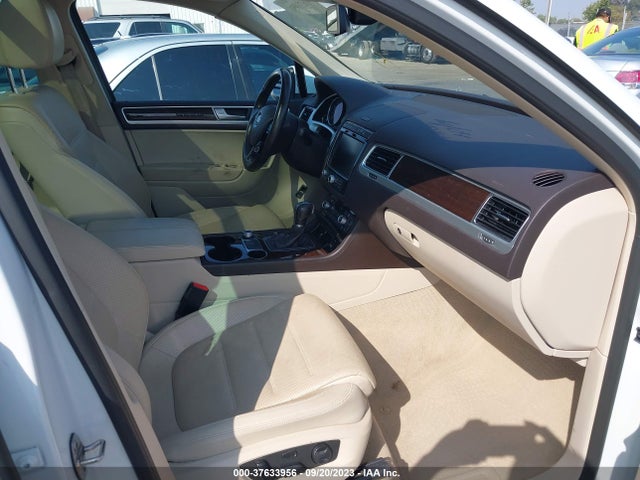 WVGEF9BP9GD005120 Volkswagen Touareg Lux