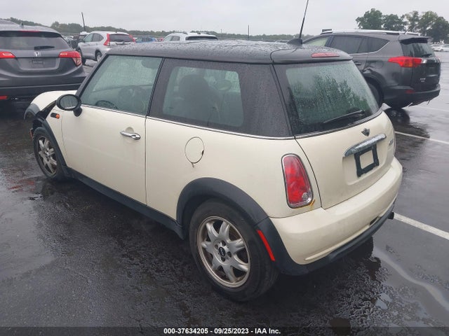 2006 MINI COOPER HARDTOP WMWRC33556TJ78384 Photo 2