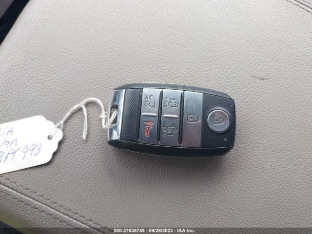 KNDMB5C13H6332830 KIA SEDONA LX
