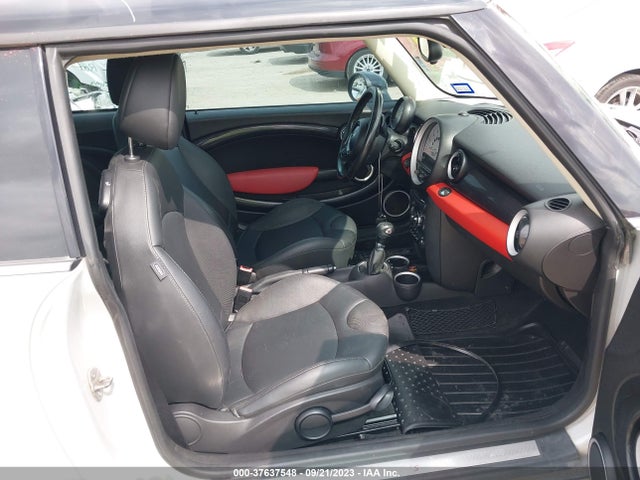 2011 MINI COOPER HARDTOP WMWSV3C57BTY14017 Photo 4