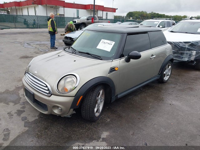 2011 MINI COOPER WMWSU3C57BT093281 Photo 1