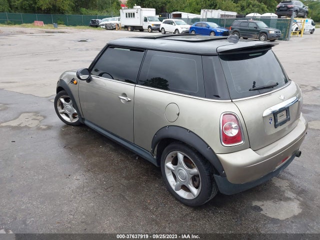2011 MINI COOPER WMWSU3C57BT093281 Photo 2