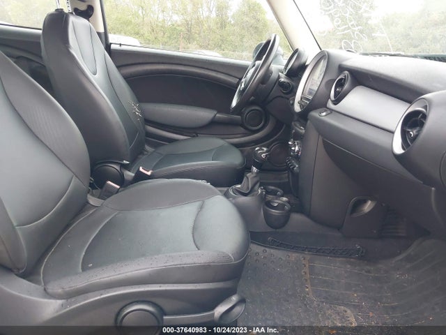2011 MINI COOPER CLUBMAN WMWZF3C57BT188206 Photo 4