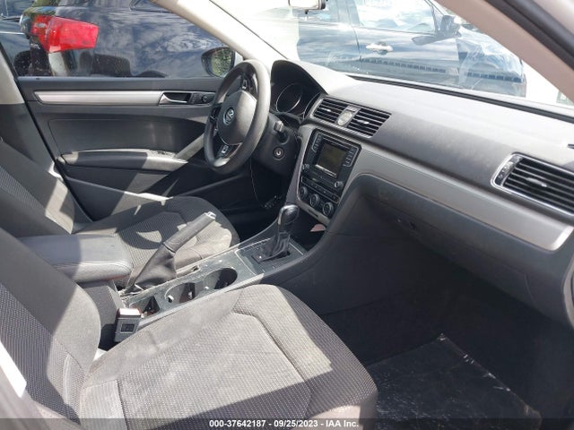 1VWAT7A33HC005973 Volkswagen Passat 1.8t S