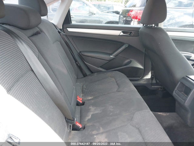 1VWAT7A33HC005973 Volkswagen Passat 1.8t S