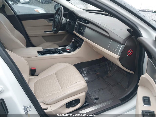 2016 JAGUAR XF SAJBK4BV9GCY17156 Photo 4