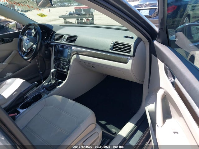 1VWBS7A30GC035423 Volkswagen Passat 1.8t Se