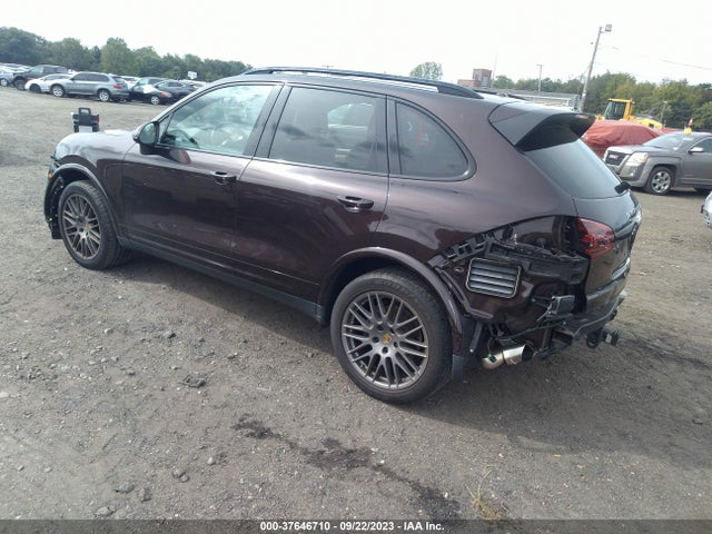 2017 PORSCHE CAYENNE WP1AA2A29HKA87697 Photo 2