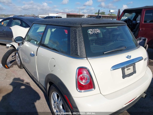 2011 MINI COOPER HARDTOP WMWSU3C55BT093425 Photo 2